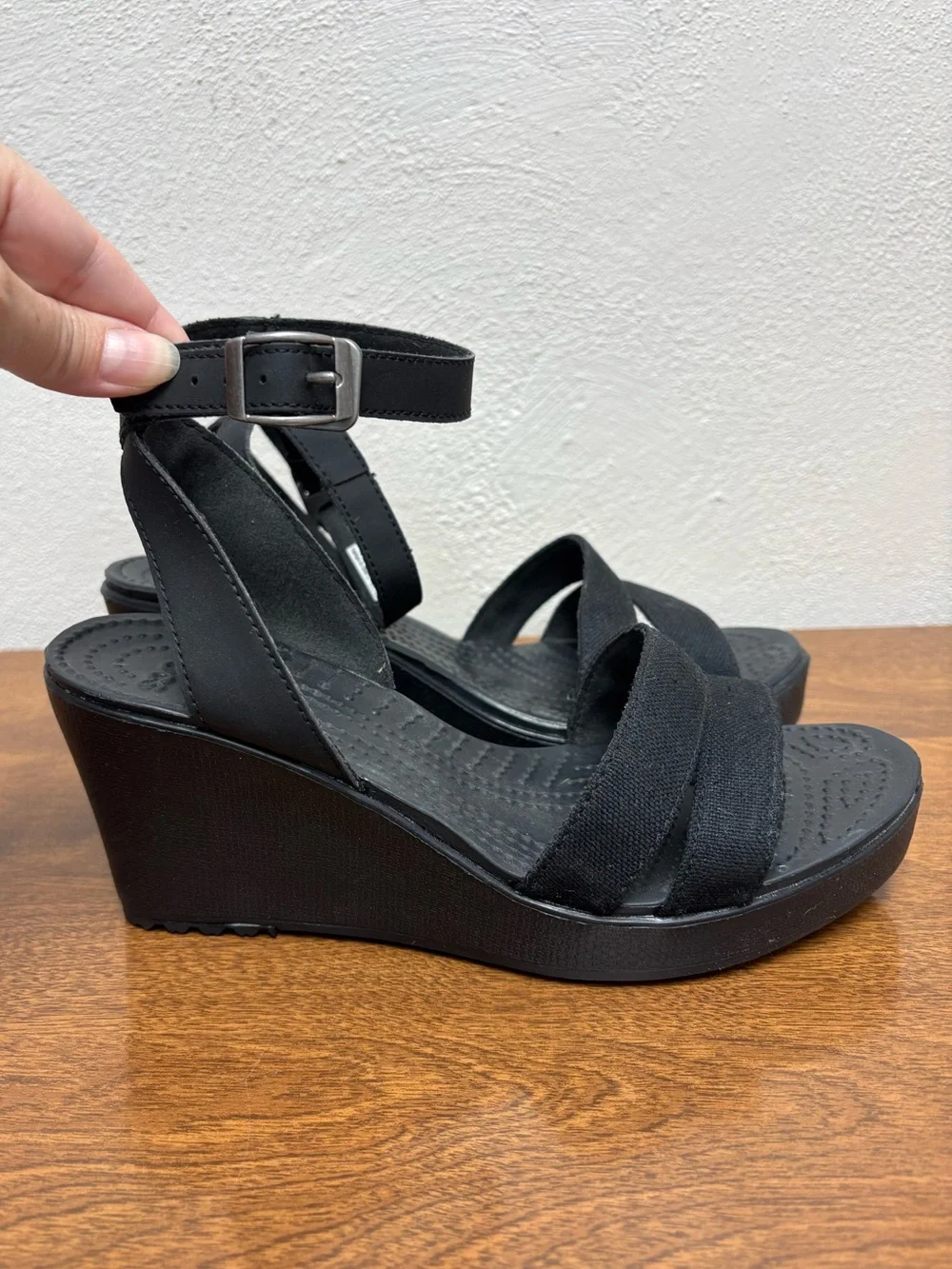 Like New Crocs Leigh 7 Platform Wedge Sandals Black